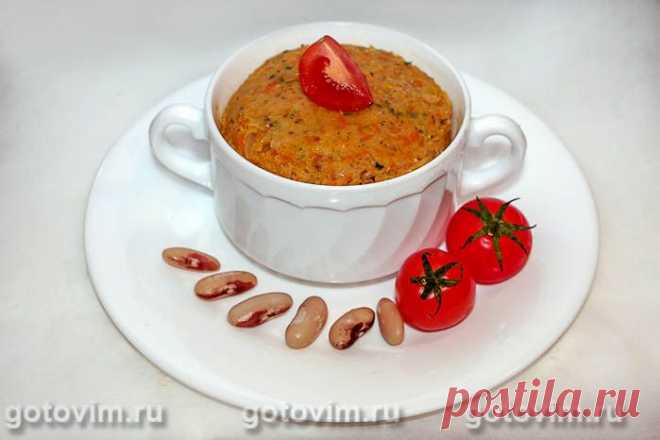 Постный паштет из фасоли с томатом. Рецепт с фото Для приготовления постного паштета подойдет консервированная или вареная фасоль любого цвета, но из белой  получится вкуснее. К пюрированной в блендере фасоли добавляют тертый корень сельдерея, что делает паштет не таким пресным, ну и как обычно - овощную пассеровку и свежую зелень. Подробный рецепт фасолевого постного паштета смотрите ниже на странице.