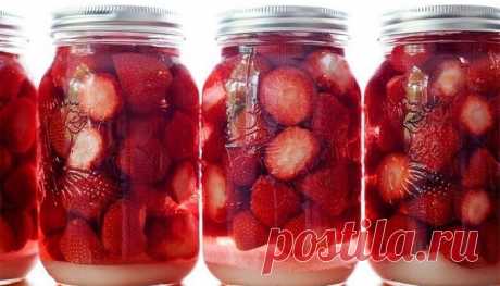Ароматный ликер! Сильный вкус клубники и еле уловимая нотка лимона Нам пригодится: 0,5 кг спелой, сладкой клубники; 0,5 л водки или спирта, разведенного до 40-45%; 250-300 г сахара; ½ часть большенького лимона; 200 мл отстоянной воды.
Приготовление следующее:
Клубник…