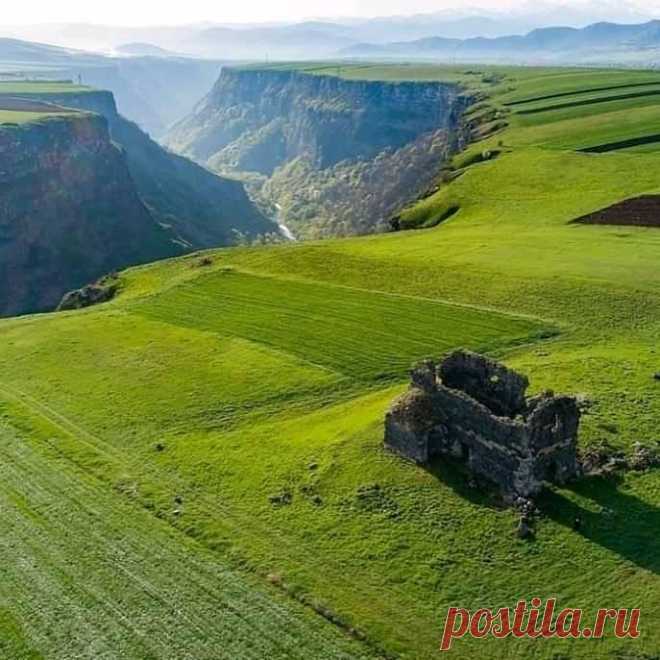 ՈՐԴՈւՍ (ԵՐԿԻՐ ՆԱԻՐՅԱՆ)
Հուզվում եմ որդիս, երբ առաջին անգամ
Բացում ես գիրքը հայոց պատմության
Ուսանիր դու սիրով պատմությունը ազգիդ
Սեպագիր քարերից մինչև մագաղաթ:

Երբ հայն իր կյանքում ազատություն է փնտրել
Հալածանք, արցունք և արյուն է տեսել
Վկա են այսօր տաճարները մեր հին,
Որ քանդել, ավերել ու պղծել է թշնամին:

Չքնաղ իմ երկիր Նաիրյան,
Մեսրոպյան գիրը մեր սրբազան
Խաչքարերն ու վանքերը մեր,
Գիտցիր, որ սուրբ է հողն հայկական: