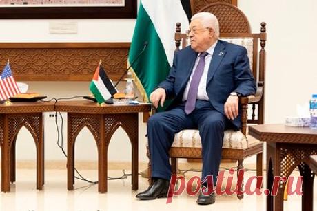 Автоколонна президента Палестины подверглась нападению. Автоколонна президента Палестины Махмуда Аббаса подверглась нападению. На видео запечатлен момент, когда люди в бронежилетах пробегают около дома и хватают автоматы с асфальта. Утверждается, что при обстреле был тяжело ранен охранник президента. Он не смог выжить. О состоянии самого Аббаса пока не сообщается.