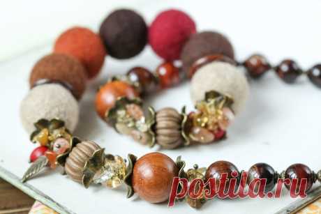 КОЛЬЕ из ШЕРСТИ "АРИЕЛЬ"
https://www.livemaster.ru/item/20270213-ukrasheniya-k..
Объемное колье войлочных бусинок, в сочетании натурального дерева,керамических бусин и бусин из камней. 
Живой,яркий и выразительный цвет, интересное сочетание. 
Фурнитура: под бронзу. 
Несмотря на количество камней и бусин, колье достаточно легкое.Длина бус регулируется с помощью застежки на цепочке.