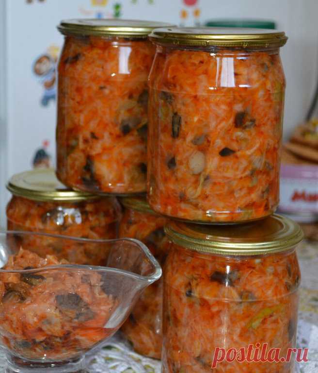 Салат на зиму из капусты и грибов
#Как_вкусно_готовить
 
#заготовки
 

 Ингредиенты:

капуста 2 кг ( у меня 1 кочан)
грибы 1 кг может, чуть побольше
паста томатная 200 г
лук 100 г
4 лаврушки, перец душистый горошком
300 мл раст. масла
50 мл уксуса
2,5 ст.л. соли
6 ст.л. сахара

1. Капусту тонко нашинковать, выложить в кастрюлю, добавить масло и тушить 30 мин., помешивая.
2. Добавить том. пасту, сахар, соль , перец, лаврушку и тушить еще 15 мин.
3. Грибы (у меня заранее отв...