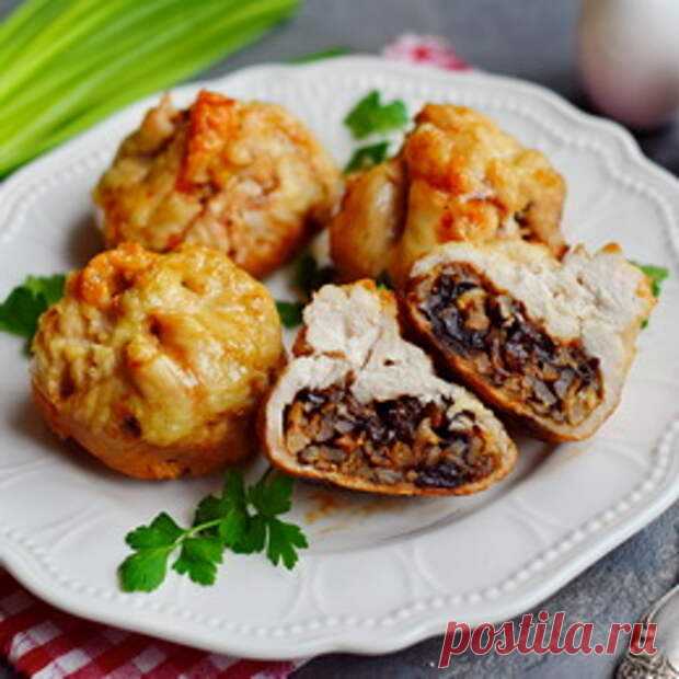 (48) Мешочки из куриного филе с начинкой - Будет вкусно - 19 января - 43749877768 - Медиаплатформа МирТесен Блюдо просто замечательное. Куриное филе по этому рецепту выходит нежным и сочным. Начинка здесь состоит из чернослива, грецких орехов и сыра. Согласитесь, отличное дополнение к курице. Мешочки будем запекать в индивидуальных формочках из фольги. Если готовите блюдо к праздничному застолью, то - 19 января - 43749877768 - Медиаплатформа МирТесен
