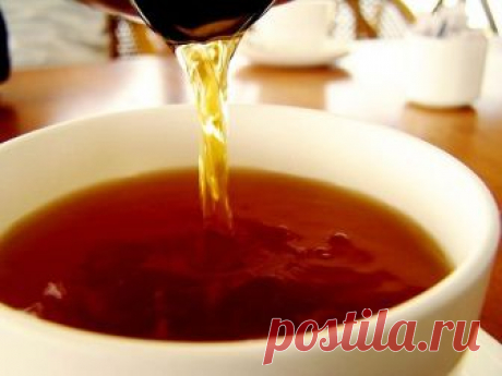 Какие продукты нельзя употреблять в чай Ученые рассказали, с чем нельзя пить чай. Например, в горячий напиток не следует добавлять сахар. Считается, что на фоне этого может развиться даже онкология. Если говорить о лимоне, то его можно добавлять только в холодный напиток. Когда дольки фрукта бросают в горячий чай, то он перестает быть полезным. Молоко в чае снижает число природных антиоксидантов, […]