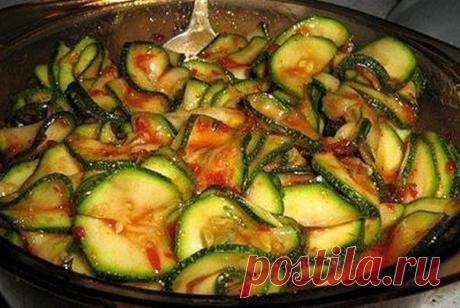 Кабачки маринованные мгновенного поедания

ИНГРЕДИЕНТЫ:
500 гр. кабачков,
0,5 ч.л соли.

Для маринада:
100 мл оливкового масла,
3 ст.ложки 5%-ного уксуса,
2 чайн. ложки меда,
2-3 зубчика чеснока,
молотый черный перец,
свежая или сухая зелень.

ПРИГОТОВЛЕНИЕ:
Кабачки помыть и срезать кожуру. Если кабачки молодые, можно делать вместе с кожицей. Нашинковать тонюсенькими кружочками.
Сложить в миску, посолить и оставить на 30мин.
Приготовить маринад. Чеснок пропустить через пре...