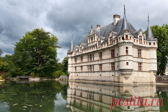 Лучшие французские замки

Замок Азе-лё-Ридо (Château d’Azay-le-Rideau)

Многие считают этот замок самым красивым в долине Луары. Тем удивительнее, что он был основан Ридо Де Азеем — человеком крайне жестоким, получившим прозвище «Дитя дьявола».

Здесь в 1418 произошло столкновение герцога Бургундского, владевшего замком, и наследника французского престола Карла VII. Сбежавший из Парижа Карл хотел скрыться на территории замка, но не смог. В результате замок сожгли дотла, а ...
