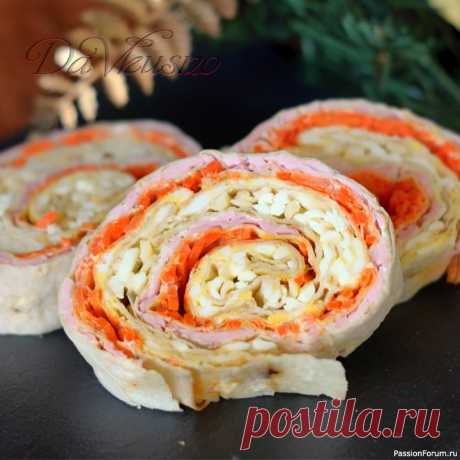 Закуска в лаваше на новогодний стол ✅ Закуска в лаваше - одно из самых универсальных и быстрых блюд. Его можно подать как на праздничный стол, так и на обычный завтрак в кругу семьи. Начинок для лаваша есть огромное количество, а я хочу показать одну из самых популярных в нашей семье - с колбасой и морковью по-корейски....