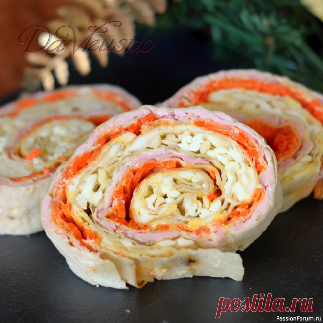 Закуска в лаваше на новогодний стол ✅ Закуска в лаваше - одно из самых универсальных и быстрых блюд. Его можно подать как на праздничный стол, так и на обычный завтрак в кругу семьи. Начинок для лаваша есть огромное количество, а я хочу показать одну из самых популярных в нашей семье - с колбасой и морковью по-корейски....