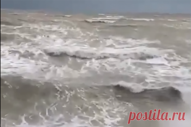 Климатолог Кокорин: «шторм века» может пройти по Крыму еще несколько раз. Опасные метеоявления происходят в результате изменения климата все чаще.