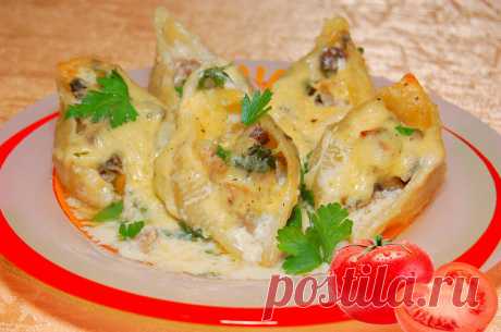 Фаршированные запеченные макароны Ракушки в сырном соусе под корочкой.
Приготовила эту красоту и было нам нереально вкусно! 
Чуть не съели вместе с тарелкой!