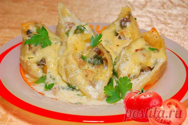 Фаршированные запеченные макароны Ракушки в сырном соусе под корочкой.
Приготовила эту красоту и было нам нереально вкусно! 
Чуть не съели вместе с тарелкой!