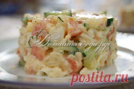 Салат с рисом, копченой колбасой и овощами