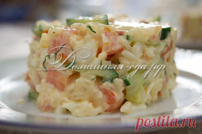 Салат с рисом, копченой колбасой и овощами