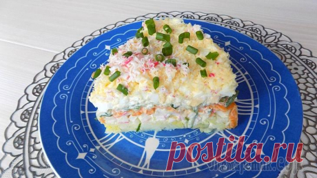 Слоеный салат с сыром и крабовыми палочками Ингредиенты:• Картошка -5 штук среднего размера• Крабовые палочки - 10 штук• Морковь - 2 штуки• Свежий огурец - 1 штука (большой)• Куриные яйца - 5 штук• Сыр твердых сортов примерно 100 грамм (у меня ...
