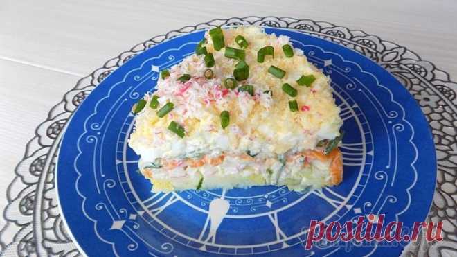 Слоеный салат с сыром и крабовыми палочками Ингредиенты:• Картошка -5 штук среднего размера• Крабовые палочки - 10 штук• Морковь - 2 штуки• Свежий огурец - 1 штука (большой)• Куриные яйца - 5 штук• Сыр твердых сортов примерно 100 грамм (у меня ...