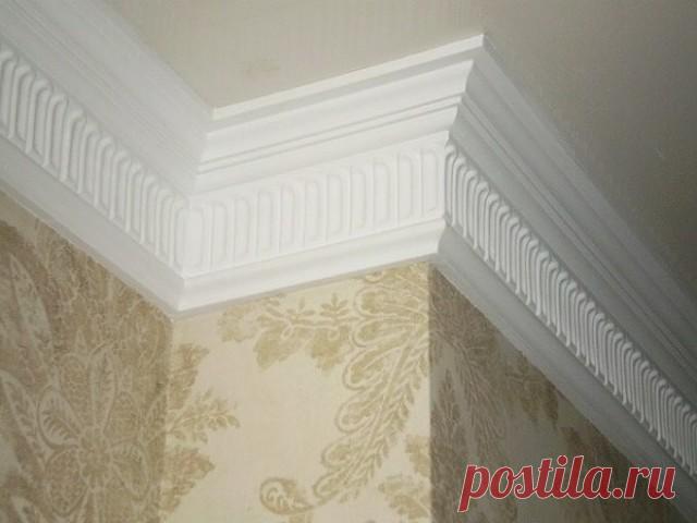 Как наклеить плинтус на потолок 

Потолочный плинтус становится хорошим дополнением к обоям, придавая потолку законченный вид. При полном сходстве с лепниной он легок, недорог и без труда наклеивается. Чтобы при его монтаже не осталось зазоров, следует правильно разрезать материал и аккуратно закрепить на поверхности. 

Вам понадобится 
- стусло; 
- ножовка; 
- монтажный нож; 
- наждачная бумага; 
- линейка; 
- краска; 
- клей; 
- шпатель; 
- шпатлевка; 
- кисть; 
- каранд...