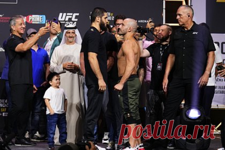 Бойцы вышли на церемонию взвешивания на UFC 294 без флагов. Бойцы не используют национальные флаги на 294-м номерном турнире Абсолютного бойцовского чемпионата (UFC) в Абу-Даби. Спортсмены вышли на церемонию взвешивания без государственных символов своих стран, несмотря на то что 8 октября глава промоушена Дэйна Уайт разрешил это.