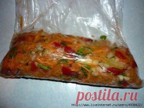 Такую вкусноту можно класть во все первые блюда, гарниры, мясо, рыбу, да много куда — цвет у супчика становится красочный, а запах летний. Эта летняя заморозка на зиму делается очень просто, заправки получается много — с одной порции 4-х-литровая кастрюля.