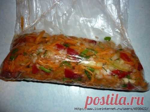 Такую вкусноту можно класть во все первые блюда, гарниры, мясо, рыбу, да много куда — цвет у супчика становится красочный, а запах летний. Эта летняя заморозка на зиму делается очень просто, заправки получается много — с одной порции 4-х-литровая кастрюля.