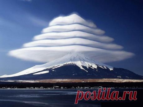 Лентикулярные (линзовидные) облака — довольно редкое природное явление. Они образуются на гребнях воздушных волн  или между двумя слоями воздуха. Характерной особенностью этих облаков является то,что они не двигаются, сколь бы ни был силён ветер. Поток воздуха, проносящийся над земной поверхностью, обтекает препятствия, и при этом образуются воздушные волны.