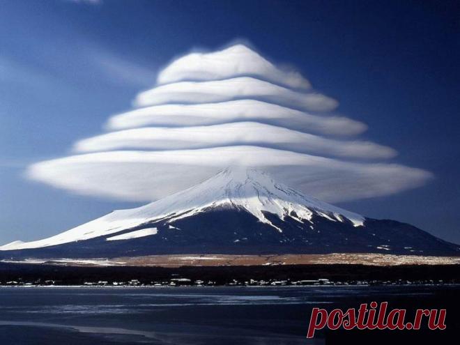 Лентикулярные (линзовидные) облака — довольно редкое природное явление. Они образуются на гребнях воздушных волн  или между двумя слоями воздуха. Характерной особенностью этих облаков является то,что они не двигаются, сколь бы ни был силён ветер. Поток воздуха, проносящийся над земной поверхностью, обтекает препятствия, и при этом образуются воздушные волны.