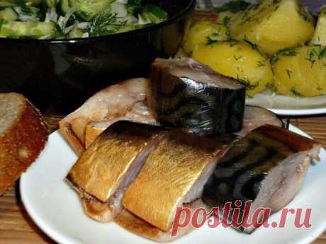 📌Ну очень вкусная скумбрия домашнего приготовления!
--------------------------------------------------------------------------------------------------
У скумбрии отрезать голову и хвост, убрать внутренности, промыть.
Сделать маринад ( на 4 рыбы):
В 1 литр воды добавить:
-3 ст.л. соли., 
-2 ст. л. сахара,
-2 горсти луковой шелухи,
-2 ст.л. чая (сухой заварки). 
Вскипятить рассол, остудить и залить им скумбрию. 
Убрать в холодильник на 3 дня.