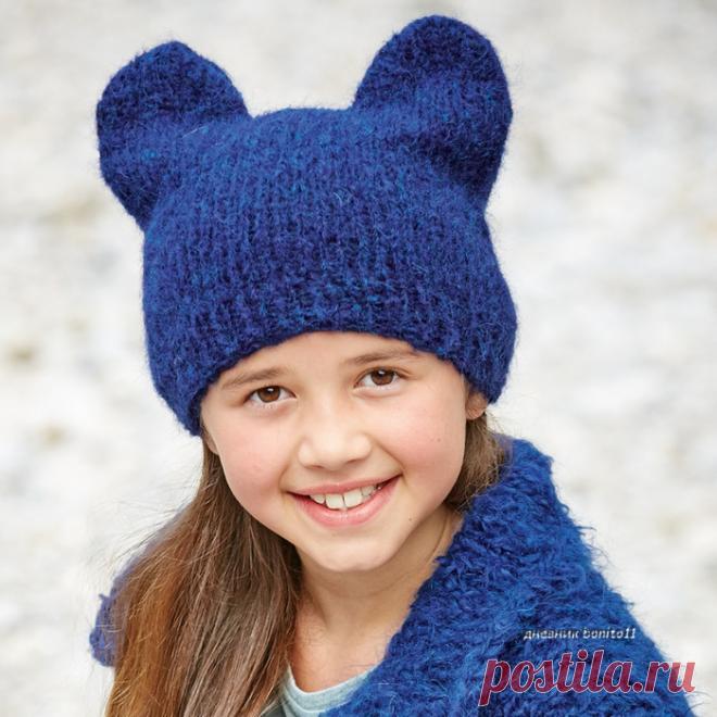Синяя шапка с ушками...