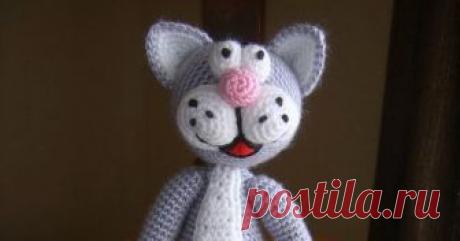 Самый первый котёнок с ул. Лизюкова. (описание)  Когда я только начинала вязать и пробовала свои силы в создании вязаной игрушки, вот тогда появился на свет этот котёнок. Он не совсем похо...