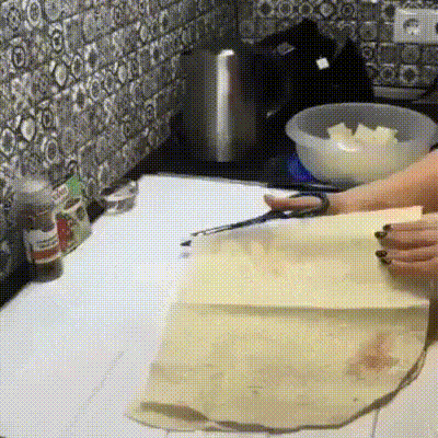 Чипсы из лаваша 
Очень вкусно!
ЧИПСЫ ИЗ ЛАВАША 
Ингредиенты
· 2 шт. лаваш (тонкий)
· 200 г сметана
· 300 г сыр (твердый)
· 1 шт. яйца куриные
· по вкусу перец черный
· 3 зубчика чеснок
Приготовление:
Сыр натереть на мелкой терке, чеснок пропустить через пресс. Сметану взбить с яйцом, поперчить, добавить чеснок и 2/3 тертого сыра, перемешать. Листы лаваша смазать сырной массой, сверху посыпать оставшимся тертым сыром. Лаваш нарезать небольшими кусочками и выложить на сухой ...