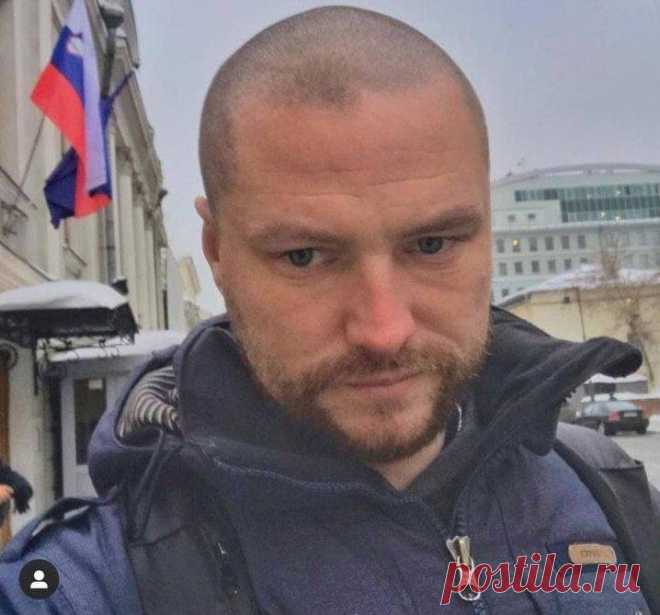 Анастасия Макеева. Продолжение сериала. Как поменялся возлюбленный после встречи с любимой.
Девочки и мальчики, а также их родители , я реально думала, что Макеевна свет Ромкиных очей угомонится после демонстрации своих свадебных образов… Но не тут то было. Не только муДика прилюдно увела, не только шикарные свадьбы закатила, я так, предполагаю, за свой счёт, но теперь пишет, что привела его в нормальный человеческий вид, дескать был […]
Читай пост далее на сайте. Жми ⏫ссылку выше