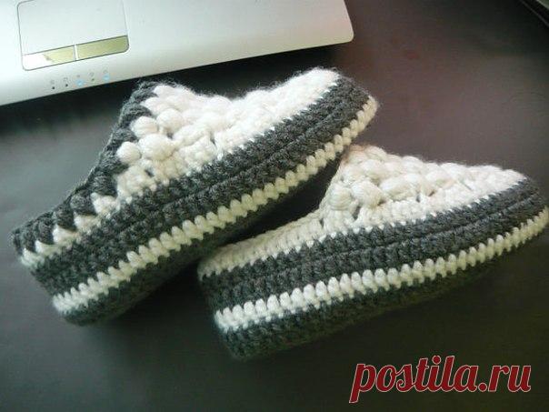 Вяжем тапочки крючком - Эфария Набрать 17 возд.пет +3 пет.подъема,в 4-ю пет пышный столбик,пропустить 1 пет и ещё пышный столбик-так 9 пышных столбиков. 3 пет подъема,вяжем пышные столбики между столбиками предыдущего ряда-8 столбиков. И так вяжем не забывая про петли подъема. Заканчиваем двумя пышными столбиками-обрываем нить. Присоединить нить к правой стороне треугольника-набрать 24 возд.пет.(Хозяйка этого мастер-класса набирала 24 петли для