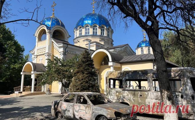 Как живет Махачкала после теракта в церкви и синагоге. Усиленные патрули, гильзы и кровь на асфальте, сгоревшие машины — город внешне живет обычной жизнью, но люди признаются, что напуганы, хотя и не прекратили заниматься повседневными делами. Как живет Махачкала — в репортаже РБК