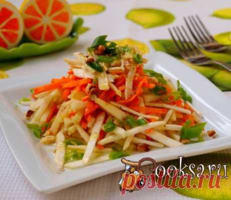 Салат с морковью, сельдереем и яблоком Предлагаю вам очень вкусный и полезный салат с морковью, сельдереем и яблоком. Такой салат актуален для поста, а также для тех кто соблюдает диету и придерживается здорового питания. Лично мне салат нравится в качестве лёгкого перекуса. Морковь свежая — 1 шт; Корень сельдерея — 1 шт; Яблоко крупное — 1 шт; Масло оливковое — 4 ст.л.; Лимон — 1 шт; Лук зелёный (для подачи) ; Соль, перец (по вкусу) ; Орехи грецкие — 1 горст.;