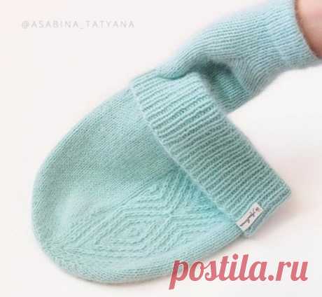 Шапочка спицами от ASABINA_TATYANA

Источник: https://www.liveinternet.ru/users/6299232/post4450085..

ПРЯЖА: Ангора Bubbly (70% ангора,20% па,10% шерсть) из магазина @cash.and.silk.
Метраж:500 м/100 г, в 2 нити.
РАСХОД в моем случае (размер 57-58,удлиненная) - всего 62 г!
.
СПИЦЫ круговые:40 и 75см (для закрытия макушки мэджик лупом),или чулочные.
Всю шапку вязала на одном и том же размере!

МК из двух частей