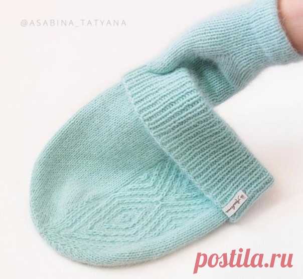 Шапочка спицами от ASABINA_TATYANA

Источник: https://www.liveinternet.ru/users/6299232/post4450085..

ПРЯЖА: Ангора Bubbly (70% ангора,20% па,10% шерсть) из магазина @cash.and.silk.
Метраж:500 м/100 г, в 2 нити.
РАСХОД в моем случае (размер 57-58,удлиненная) - всего 62 г!
.
СПИЦЫ круговые:40 и 75см (для закрытия макушки мэджик лупом),или чулочные.
Всю шапку вязала на одном и том же размере!

МК из двух частей