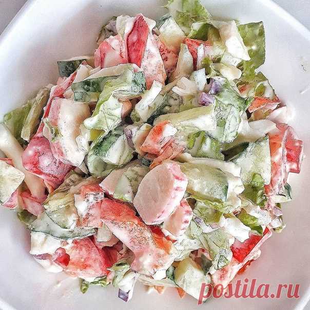 Легкий салатик

крабовые палочки 100гр, перец болгарский 1шт,
листья салата,
яйца вареные 3шт,
огурец свежий1шт
лук красный половинка
заправка сметана 10% + дижонская горчица.