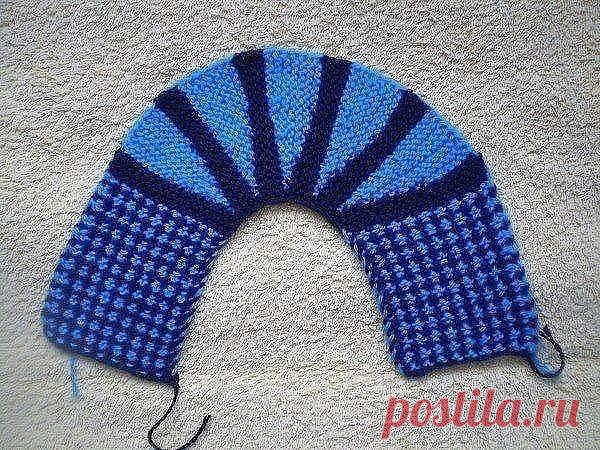 Вяжем тапочки

Набрать на спицы 20 петель темными нитками и вязать следующим образом:
1 ряд нитью светлого цвета: кромочную провязать лиц, *1 лиц, 1 петлю снять (нить за петлей)*, повторять от* до*;
2 ряд и все четные провязываем изнаночными петлями;
3 ряд нитью темного цвета: кромочную провязать лицевой, *1 петлю снять (нить за петлей), 1 лиц.*, повторять от * до *;
5 ряд: повторять с 1 ряда.
Провязываем таким образом заднюю часть тапочка необходимой длины в зависимости о...