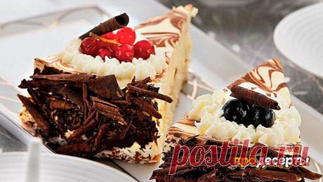 Чизкейк с белым шоколадом


Шоколадное печенье — 200 г 
Масло сливочное — 2 ст. л. 
Белый шоколад — 150 г 
Мягкий сливочный сыр — 600 г 
Сметана — 300 г 
Сахар — 1 стак.
Яйца (крупные) — 3 шт.
Сливочный ликер — 60 мл 

Для украшения:

Шоколадная стружка — по вкусу
Взбитые сливки — по вкусу
Свежие ягоды — по вкусу

Приготовление:

1. На дно разъемной формы для выпечки диаметром 24 см положите пергаментный круг, стенки выстлите пергаментной лентой, ширина которо...