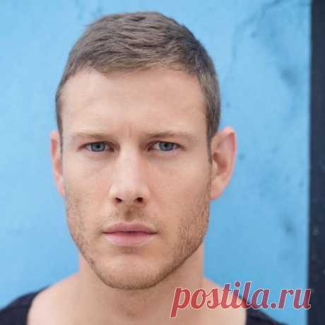 Звезда &quot;Игры престолов&quot; стал отцом: Том Хоппер показал фото с новорожденной дочерью