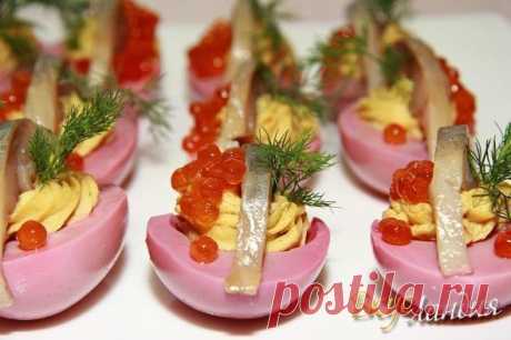 Как приготовить розовые яйца