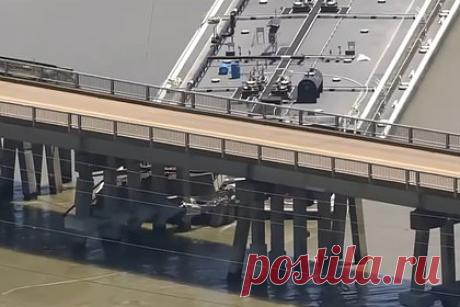 В США баржа столкнулась с мостом