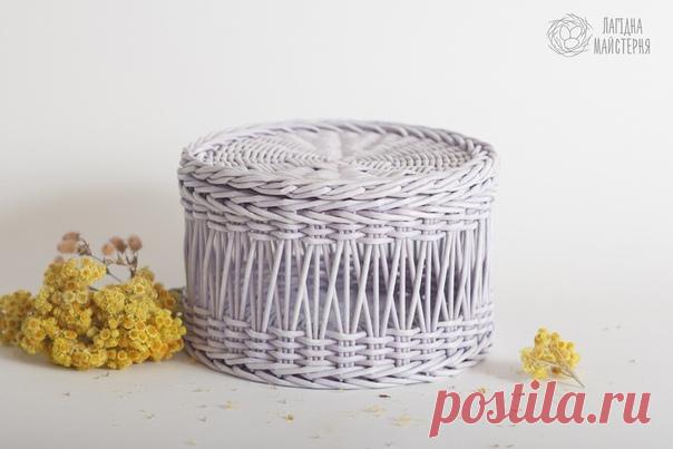 После красно-зелёного Нового года я возвращаюсь к любимой пастельной теме.

Очень кстати дома оказались зефирки, когда я фотографировала эту шкатулку. Потому что такие нежные цвета у меня почти всегда ассоциируются со сладостями.