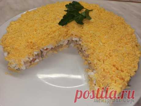 Салат на 8 марта. Салат с копчёной  курицей и грибами Всем привет! В преддверии праздников предлагаю приготовить вкусный, сытный салат с копчёной курицей и маринованными грибами. Все ингредиенты идеально сочетаются между собой. Готовится легко и простоИн...