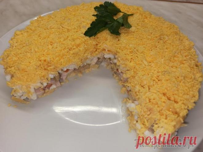 Салат на 8 марта. Салат с копчёной  курицей и грибами Всем привет! В преддверии праздников предлагаю приготовить вкусный, сытный салат с копчёной курицей и маринованными грибами. Все ингредиенты идеально сочетаются между собой. Готовится легко и простоИн...