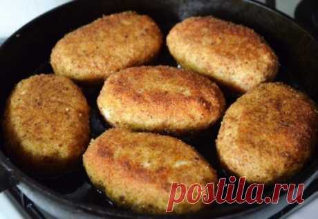 Котлеты с сыром "Рокки"
Поделись вкусным рецептом 
Ингредиенты:
Фарш — 500 г
Белый хлеб — 150 г
Молоко — 2 стак.
Твердый сыр — 120 г
Соль — по вкусу
Перец черный молотый — по вкусу
Растительное масло — для жарки
Панировочные сухари — по вкусу
Приготовление:
1. Замочите хлеб в молоке.
2. Мясо пропустите через мясорубку или измельчите с помощью блендера. Потом отожмите немного хлеб от молока и соедините фарш с хлебом. Для более однородной консистенции можно измельчить второй раз мясо с хлебо