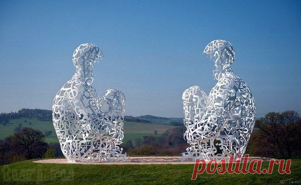 Йоркширский парк скульптур. Англия.
В тени величественных деревьев, среди которых неторопливо бродят не только посетители, но и гуляют на приволье овцы, ягнята и собаки, расположилась самая большая открытая галерея искусства в Англии – Йоркширский парк скульптур.

Здесь, в типичной английской деревне, объединились природа и современное искусство, обретя гармонию и создав необычную и, казалось бы, невозможную пару.