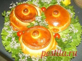 Картошка с мясом в горшочке из теста. Пошаговый рецепт Натальи Карпушенковой Картошка с мясом в горшочке из теста

 	Сегодня у нас картошка с мясом в горшочке из теста.


 	Фото 1. Зелень для украшения блюда: листья салата, соцветия кинзы, петрушка, помидоры черри.




 	Фото 2. Готовим начинку: очистить и нарезать лук.




 	 Фото 3. Вчера от ужина остался мо