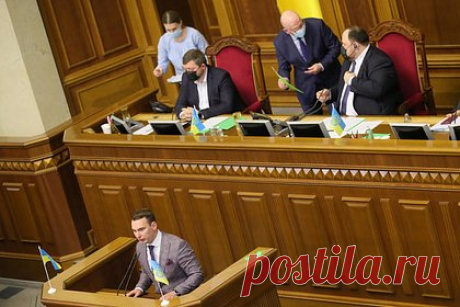 На Украине одобрили законопроект о национализации банков подсанкционных лиц. Верховная Рада Украины одобрила законопроект, позволяющий национализировать банки, принадлежащие подсанкционным лицам. При этом депутат украинского парламента Ярослав Железняк уточнил, что решение касается только системных банков, то есть наиболее важных для экономики страны.