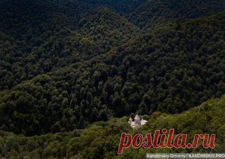 Монастырский комплекс Агарцин XI-XIII вв. Монастырь расположен высоко в горах, в верховье одноименной реки, недалеко от города Дилижан, Армения. Автор фото – Дмитрий Кандинский: nat-geo.ru/community/user/45937/.