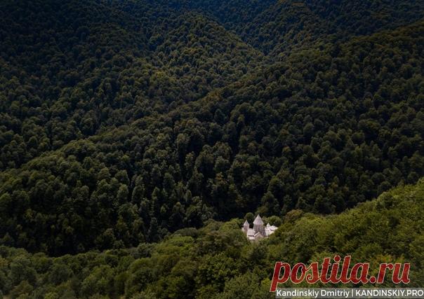 Монастырский комплекс Агарцин XI-XIII вв. Монастырь расположен высоко в горах, в верховье одноименной реки, недалеко от города Дилижан, Армения. Автор фото – Дмитрий Кандинский: nat-geo.ru/community/user/45937/.